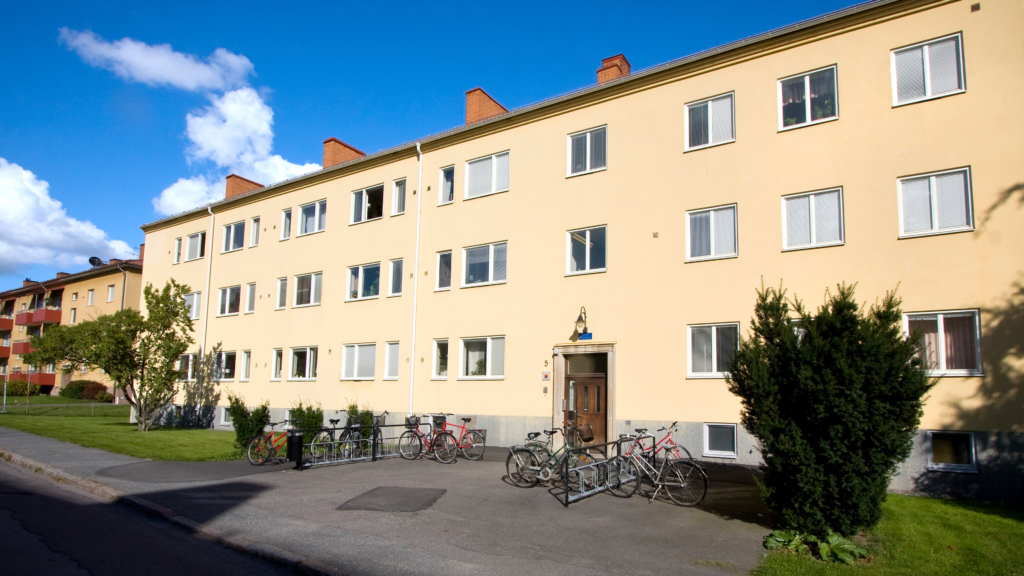 Fasadbild på studenthuset Assesorn. Huset är ljusgult och byggt i 50-tals-stil.