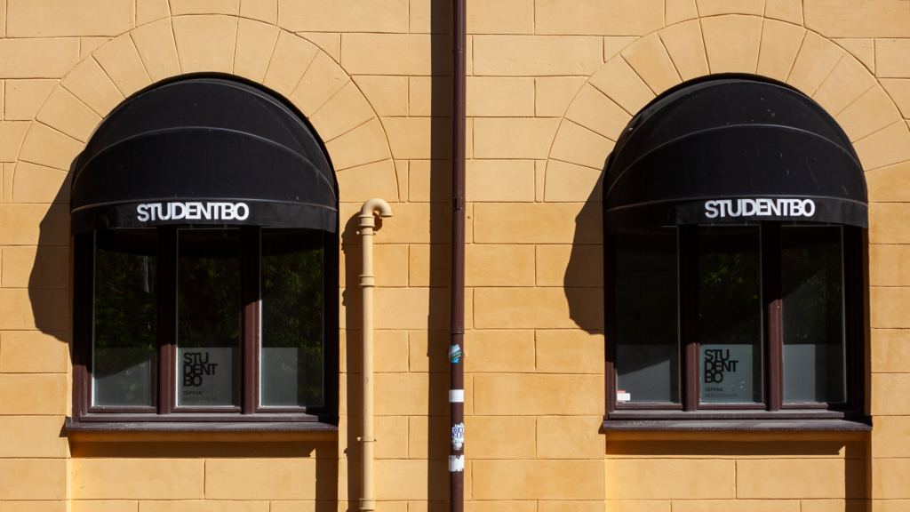 Studentbos kontor, två fönster med markiser.