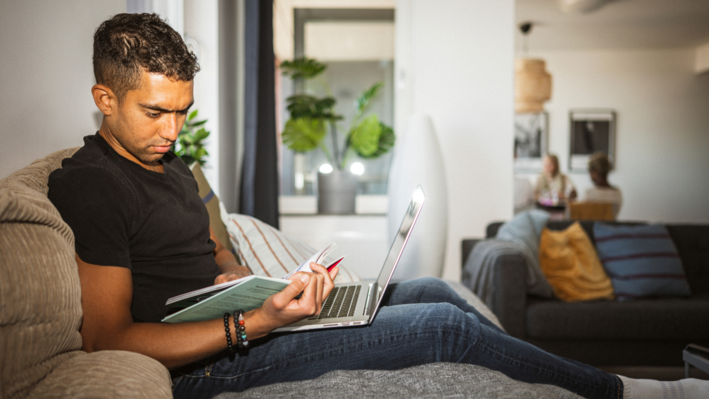 Student som sitter i en soffa och studerar.