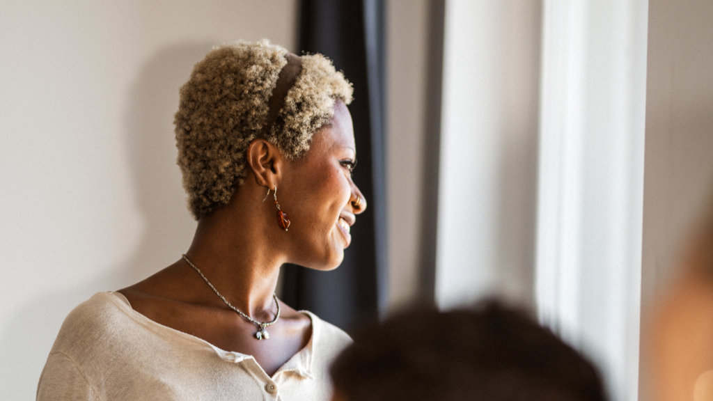 En student som tittar ut genom ett fönster.