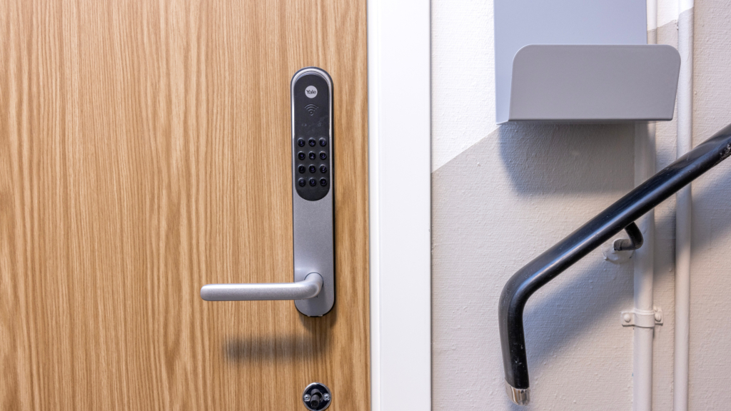 Lägenhetsdörr i ett trapphus med Yale Doorman-lås.