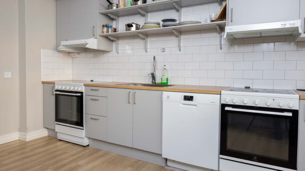 Gemensamt kök i Täppan på plan 2. Här finns två spisar med ugn och diskmaskin samt diskho.