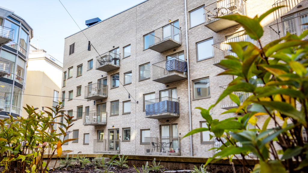 Studentboende Kopparhusen, ett flervåningshus med balkong.