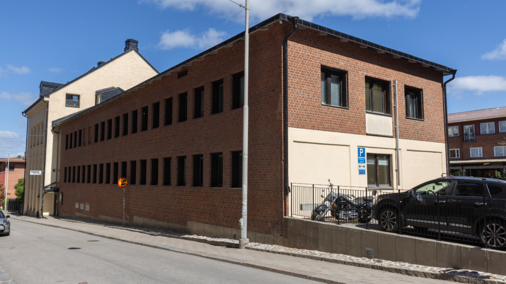 Studentboende Bryggeriet, en tegelbyggnad på två våningar.