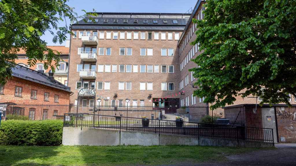 Studentboende Gripen, en hög tegelbyggnad som ligger innanför innergårdsstängsel.