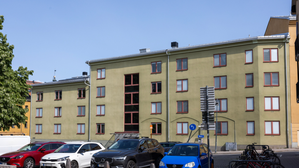 Studentboende Konstantinopel, en grön putsbyggnad med 3-4 våningar.